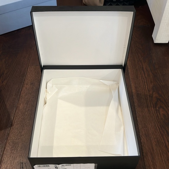 Authentic Chanel shoe box. - Picture 3 of 4